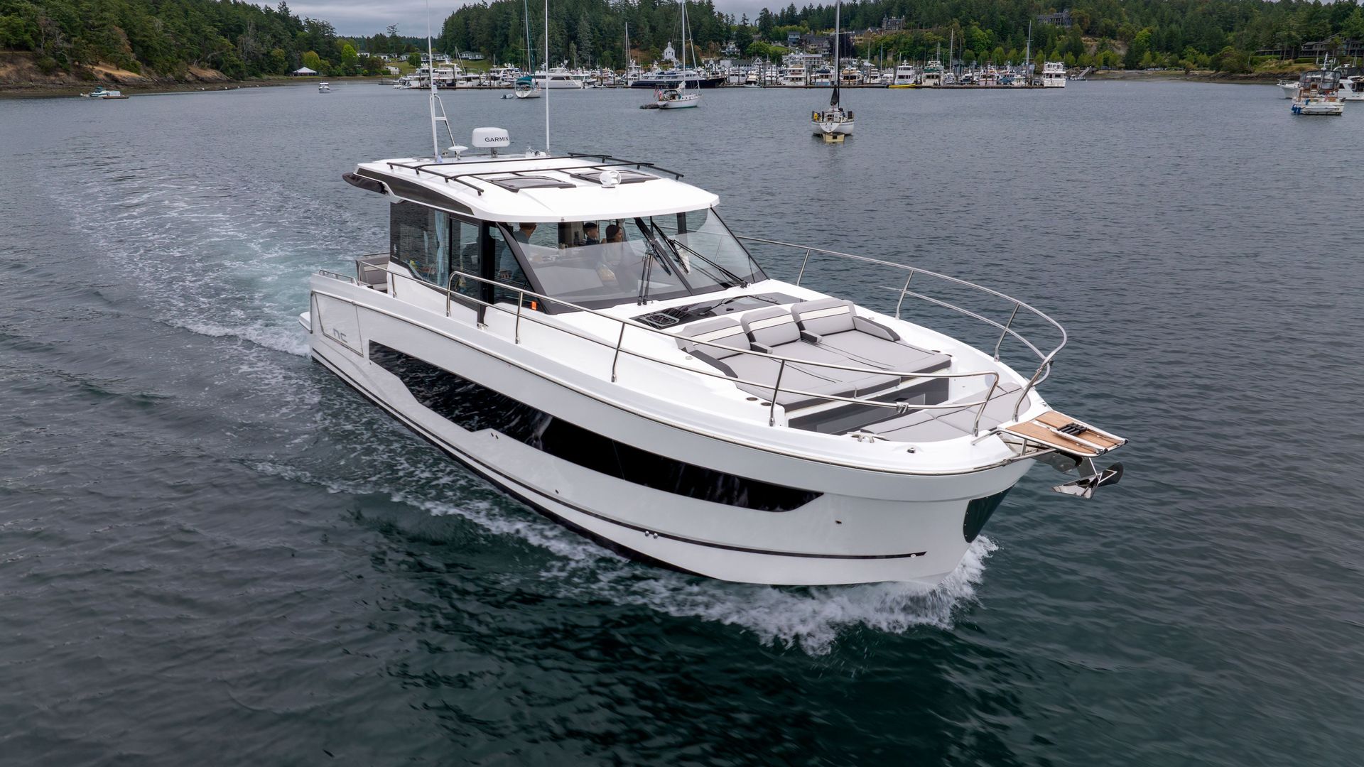 Jeanneau Merry Fisher 1295 Coupe - starboard side bow