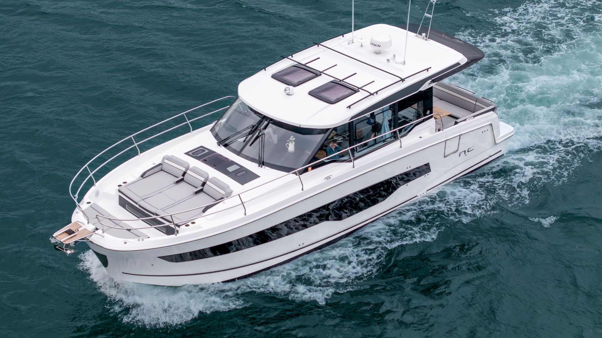 Jeanneau Merry Fisher 1295 Coupe - port side bow