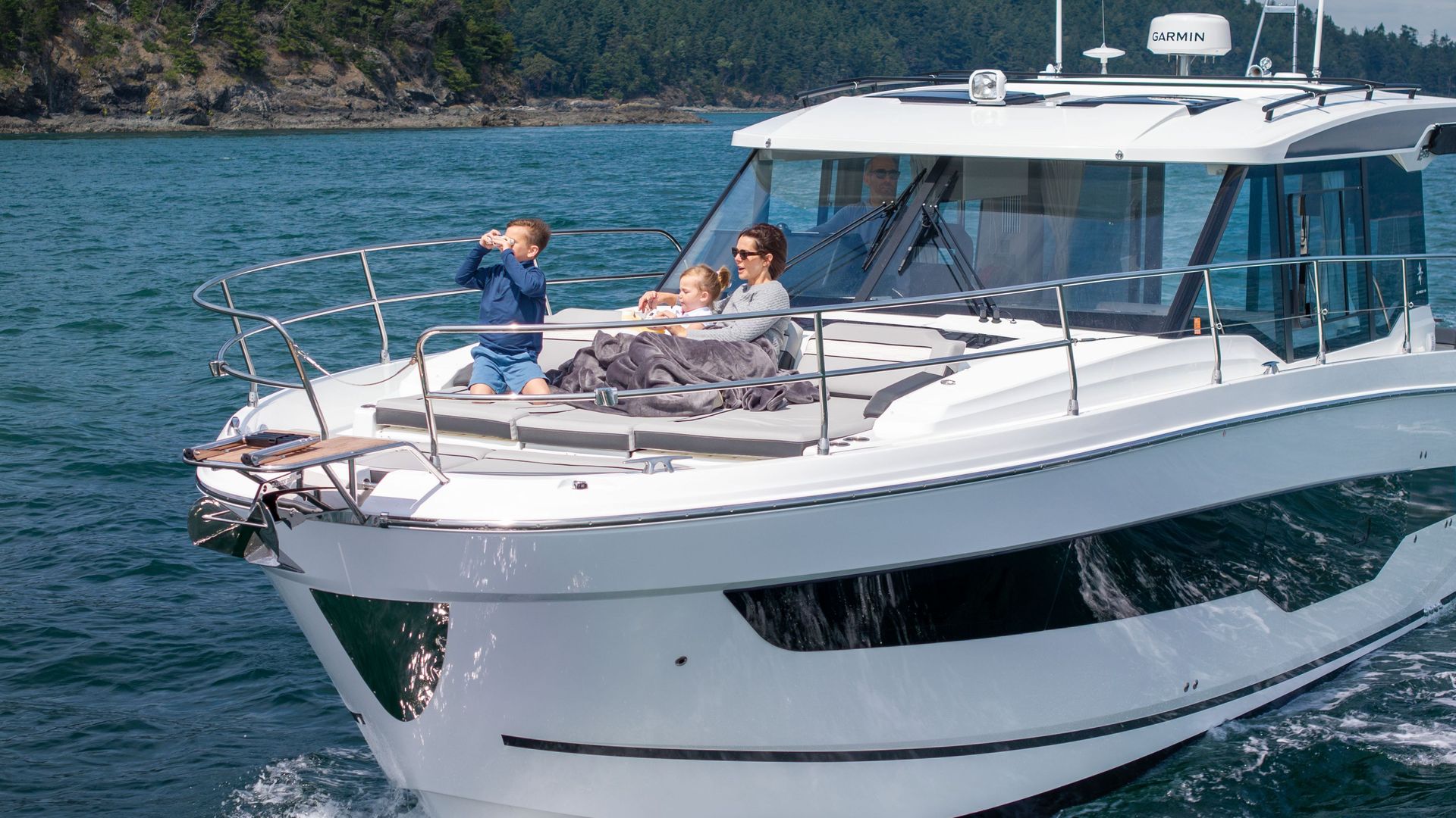 Jeanneau Merry Fisher 1295 Coupe - close up of bow