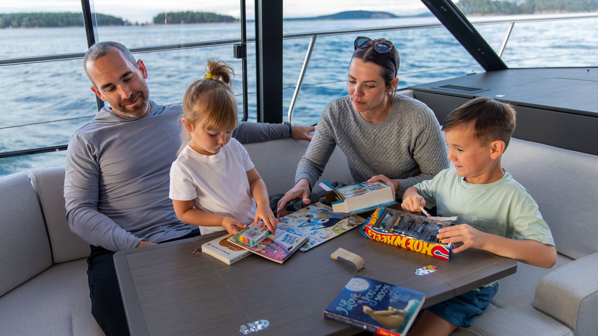 Jeanneau Merry Fisher 1295 Coupe - saloon table and seating