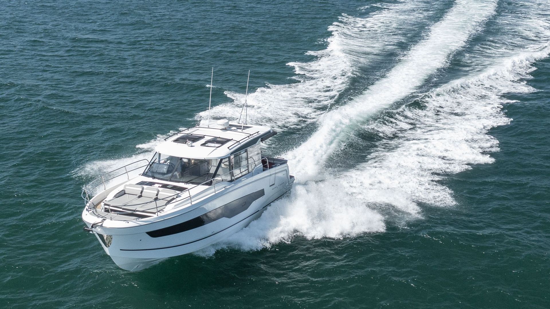 Jeanneau Merry Fisher 1295 Coupe - moving through the water