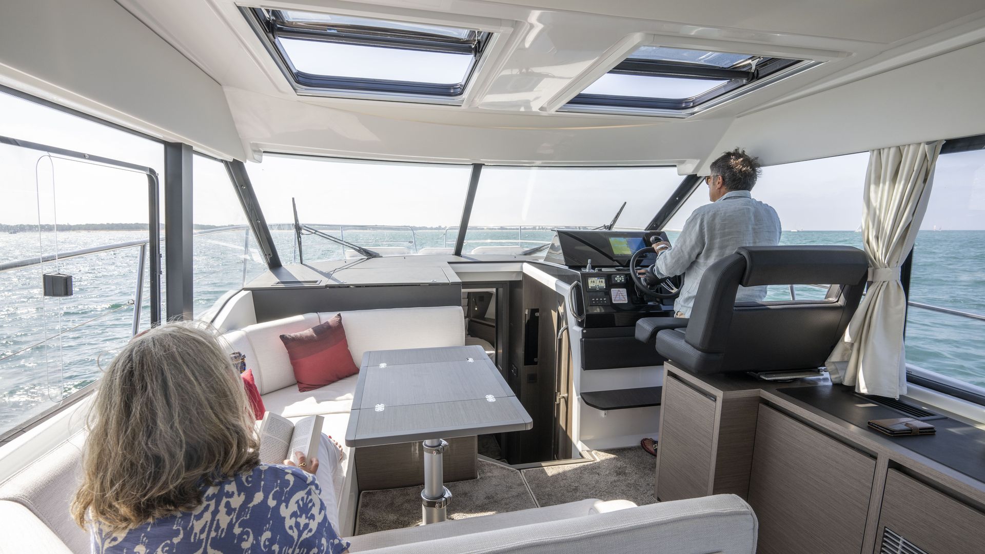 Jeanneau Merry Fisher 1295 Coupe - wheelhouse interior and helm position