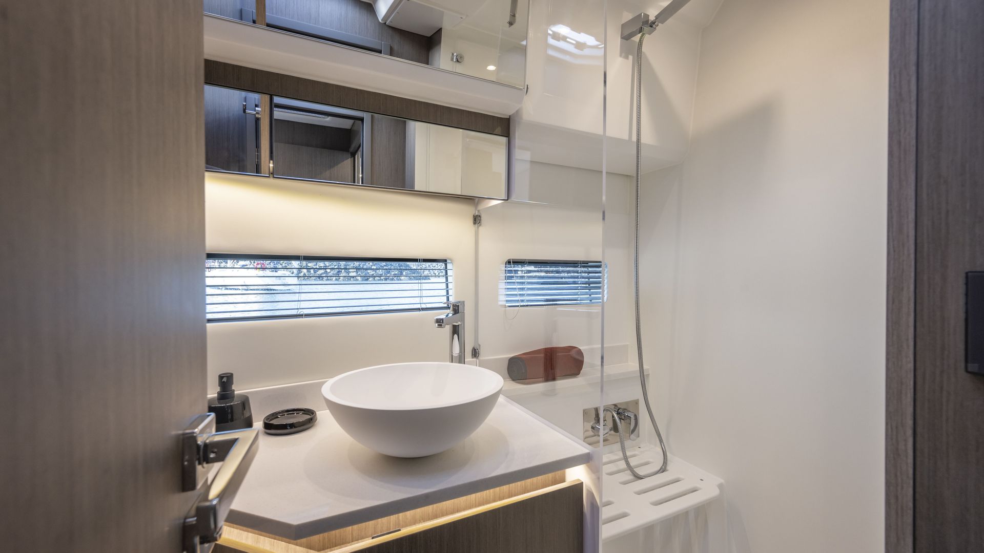 Jeanneau Merry Fisher 1295 Coupe - shower