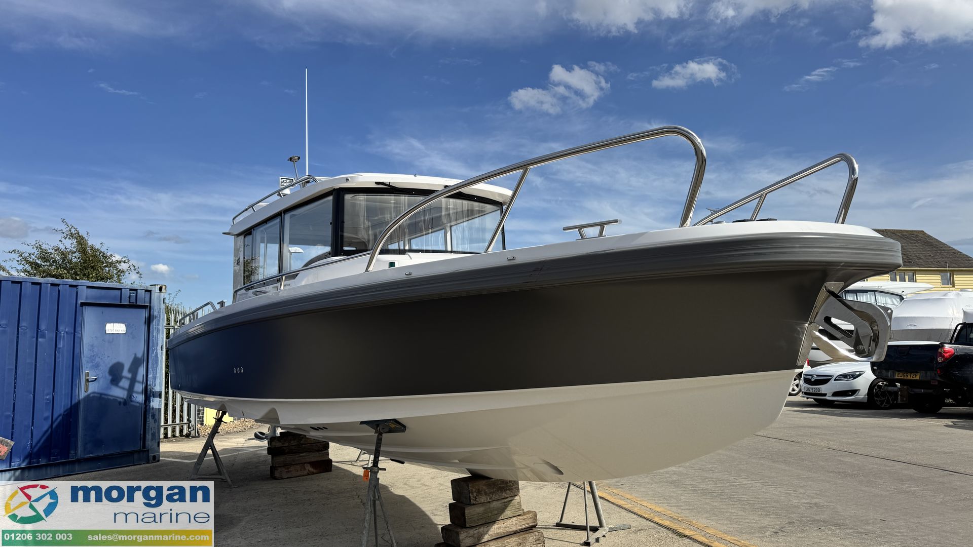 Nimbus C9 - starboard side bow