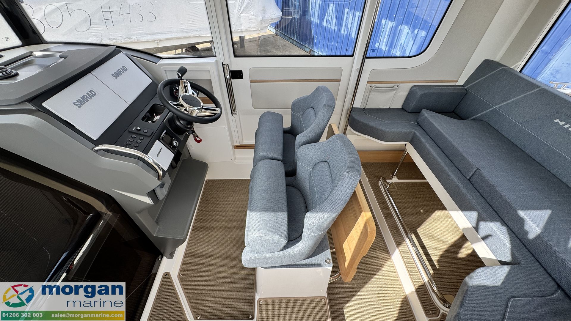 Nimbus C9 - wheelhouse seating