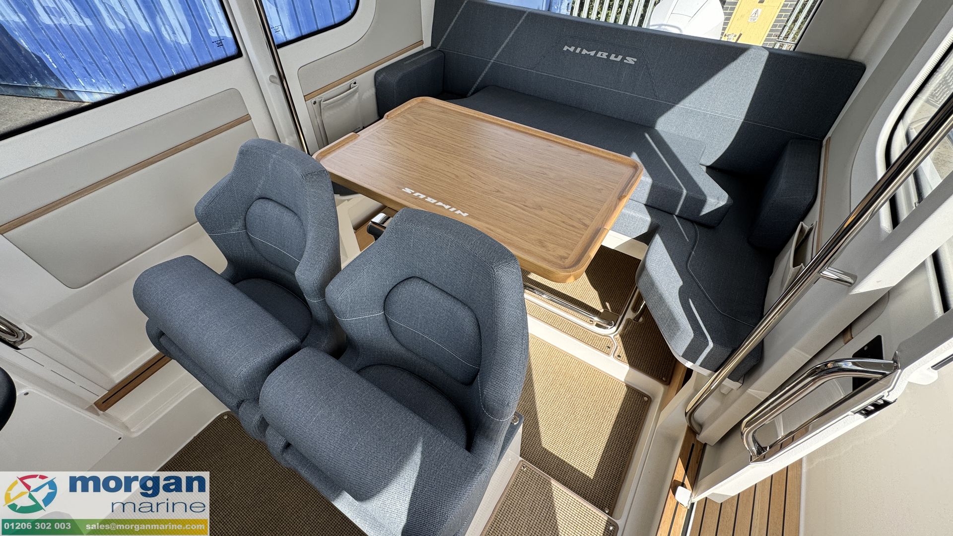 Nimbus C9 - wheelhouse table