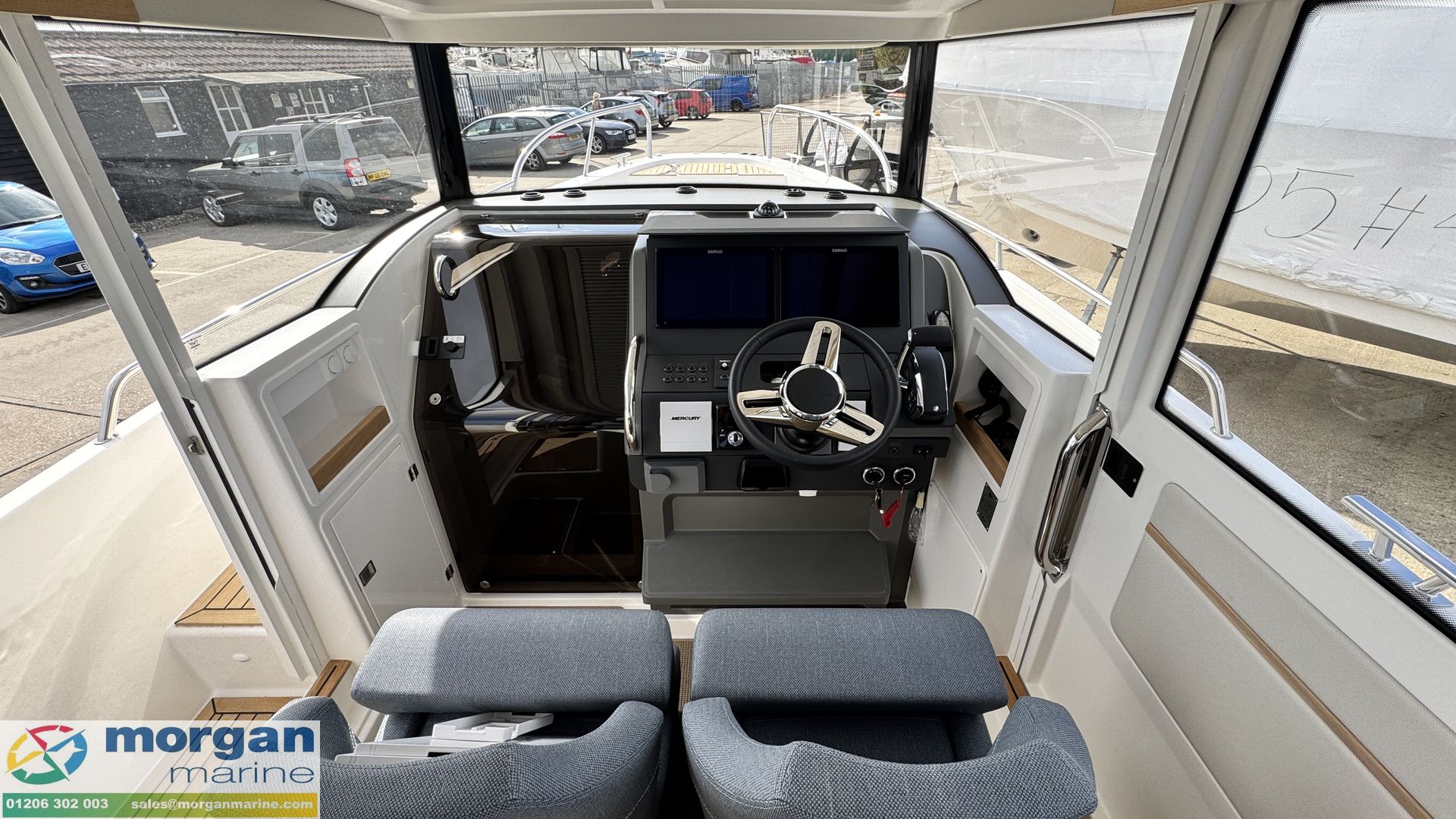 Nimbus C9 - wheelhouse view towards windscreen