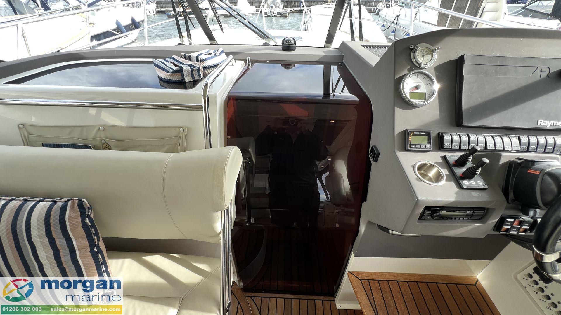Marex 375 - steps down